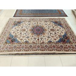 Iránsky hodvábny kvetinový koberec Arghavan Qom piesková