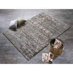 Šedo hnedý koberec sa výborne hodí do každej obývačky alebo spálne či do hosťovskej izbe.