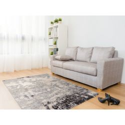 Svetlá obývačka s béžovou pohovkou je doplnená hnedo čierno šedým Shaggy kobercom s abstraktným motívom.