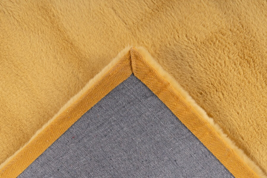 Detail zadnej bavlnenej strany koberca - žlté vyhotovenie.