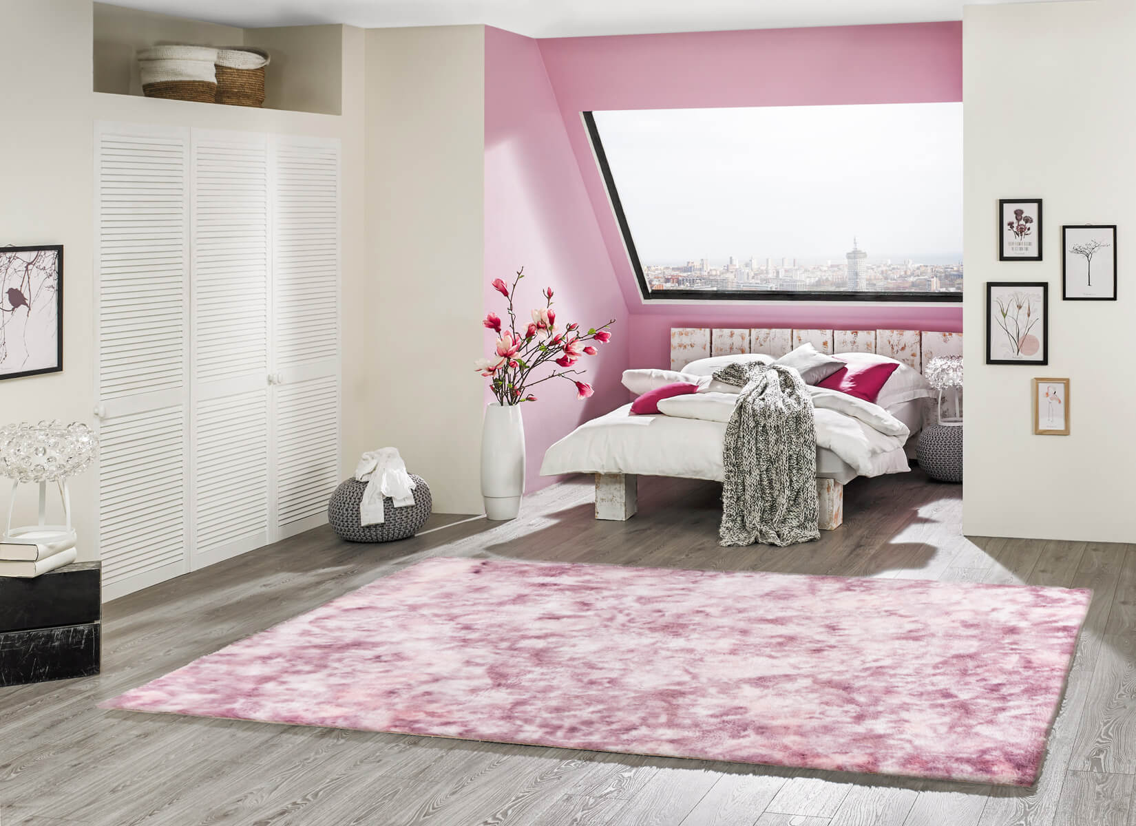 Huňatý koberec Bolero v ružovom prevedení v bielom interiéri s ružovou stenou